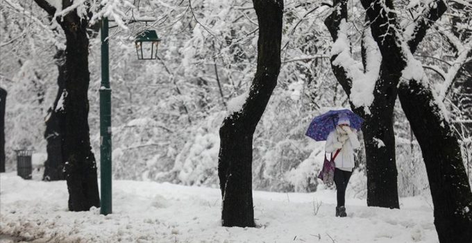 Balkanlar’da kar hayatı felç etti!