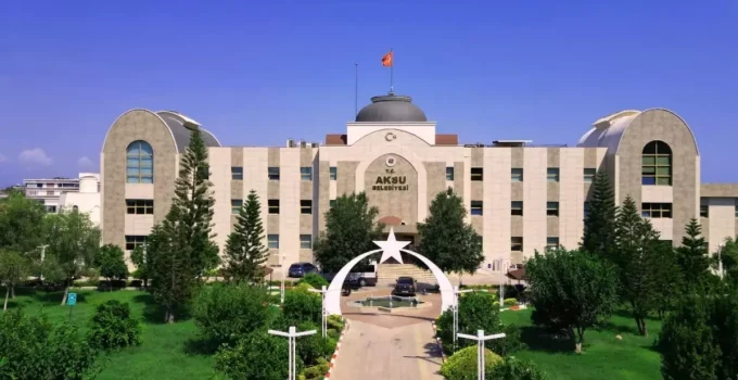 CHP’li Aksu Belediyesi’nde üç başkan yardımcısı istifa etti